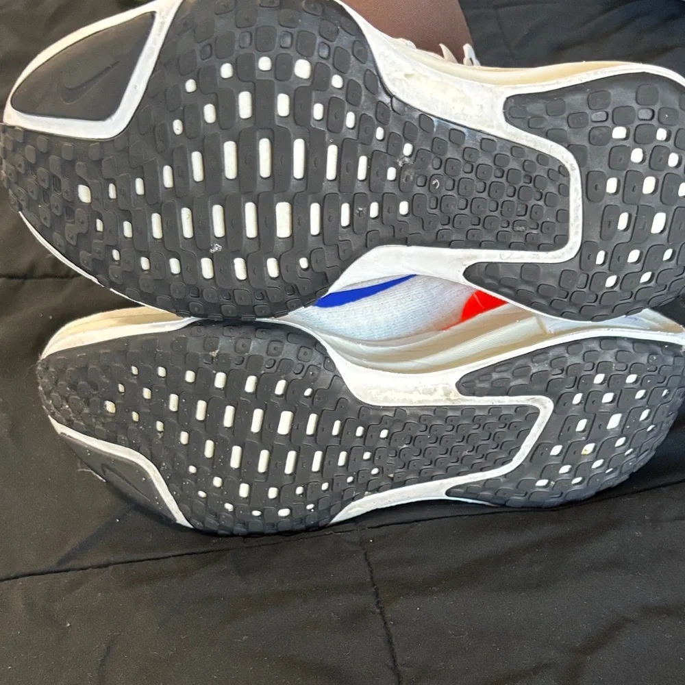 Nike Invinvible Run 3 Cream and Blue Running Shoes - Picture 9 of 9